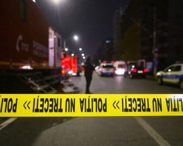 O femeie a sărit de la balcon cu copiii ei în brațe! Cei doi micuți au murit