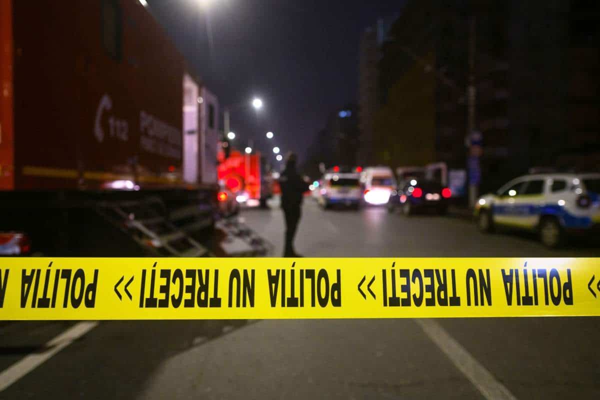 O femeie a sărit de la balcon cu copiii ei în brațe! Cei doi micuți au murit