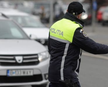 Echipamente auto obligatorii în 2026: Amenzi pentru șoferii care circulă cu trusa medicală și extinctorul expirate