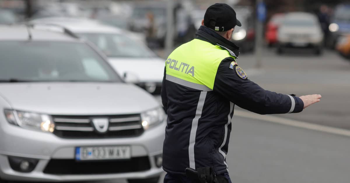 Echipamente auto obligatorii în 2026: Amenzi pentru șoferii care circulă cu trusa medicală și extinctorul expirate