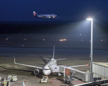 Un artist a murit într-un avion care a aterizat de urgență la București. I s-a făcut rău la bordul aeronavei care zbura spre Istanbul 