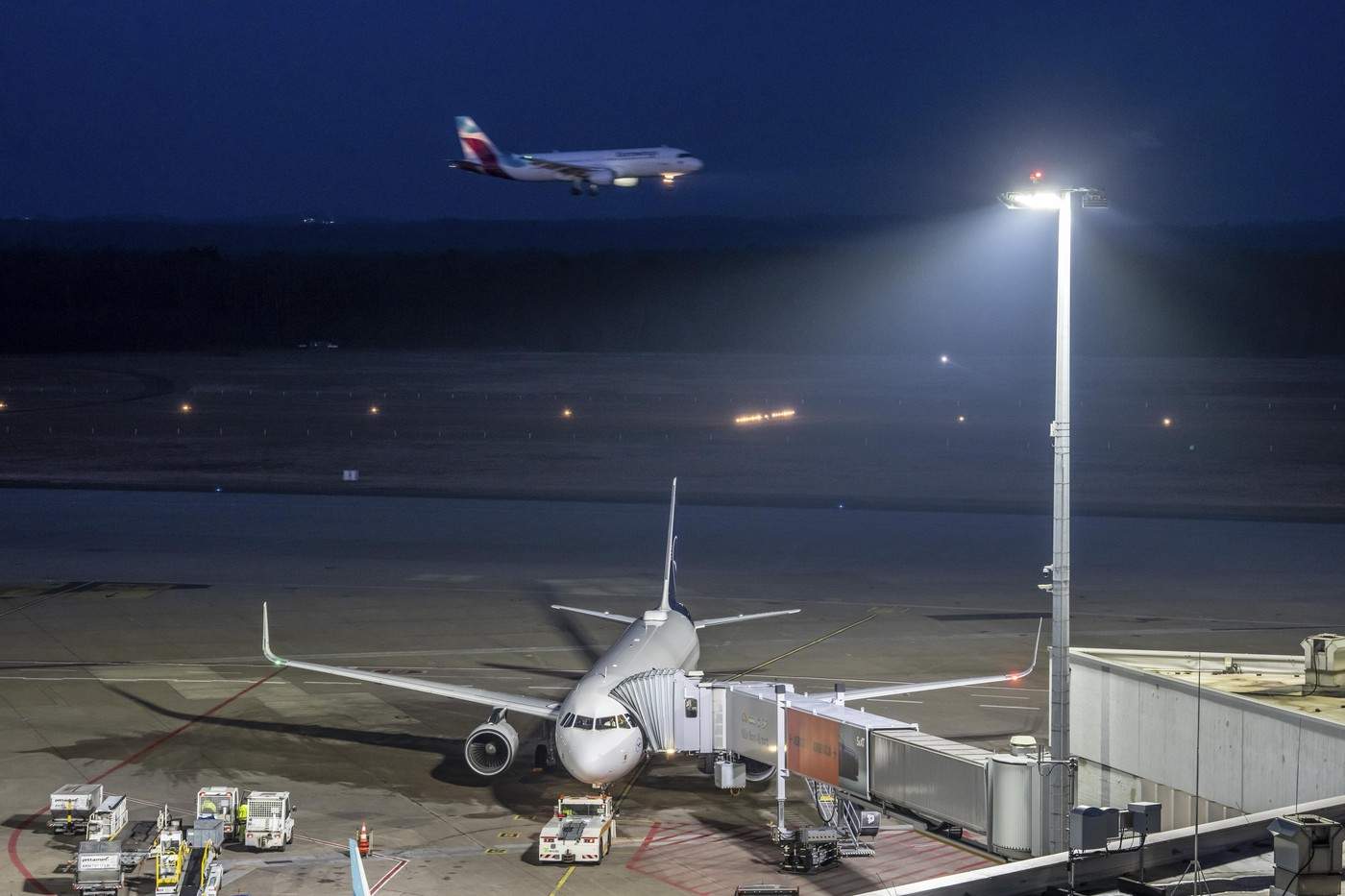 Un artist a murit într-un avion care a aterizat de urgență la București. I s-a făcut rău la bordul aeronavei care zbura spre Istanbul 