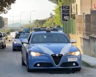 Dramă fără margini. O mamă și doi copii au murit după ce femeia s-a aruncat cu ei în brațe de la etajul al treilea al locuinței lor