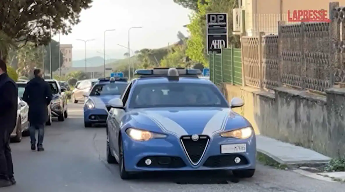 Dramă fără margini. O mamă și doi copii au murit după ce femeia s-a aruncat cu ei în brațe de la etajul al treilea al locuinței lor