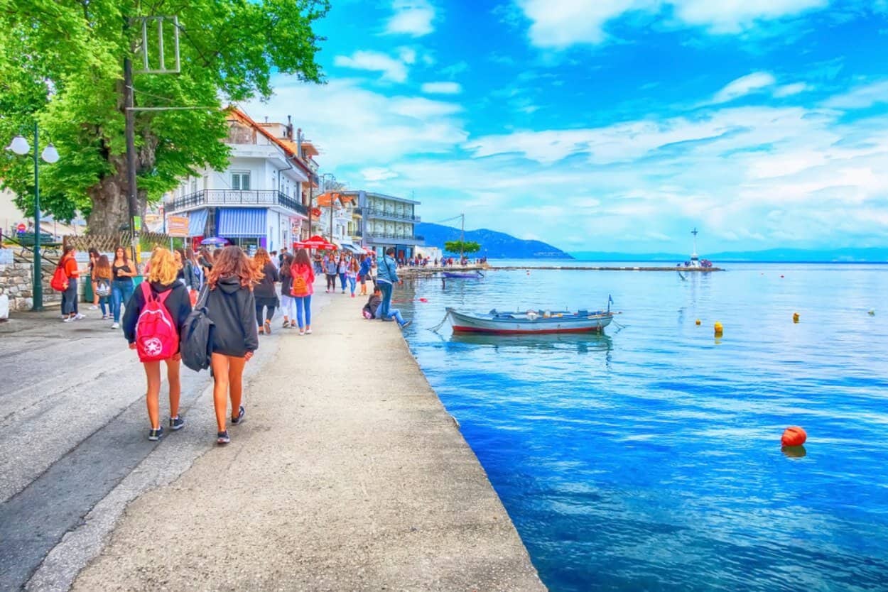 Cât costă o vacanță în Thassos în 2026. La cât ajung cheltuielile pentru drum, feribot, cazare, mâncare și plajă