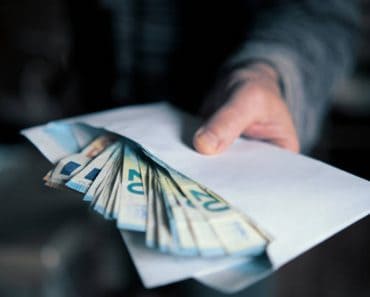 O menajeră a înapoiat 4.000 de euro descoperiți în timpul serviciului și a avut parte de o surpriză de proporții: „Primul gând a fost că din banii ăștia aș putea cumpăra lemne”