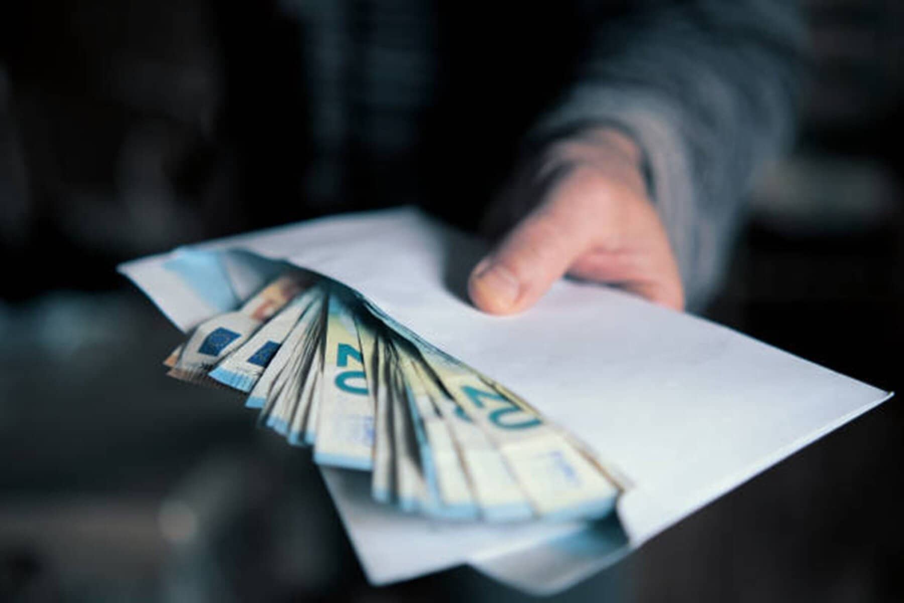 O menajeră a înapoiat 4.000 de euro descoperiți în timpul serviciului și a avut parte de o surpriză de proporții: „Primul gând a fost că din banii ăștia aș putea cumpăra lemne”