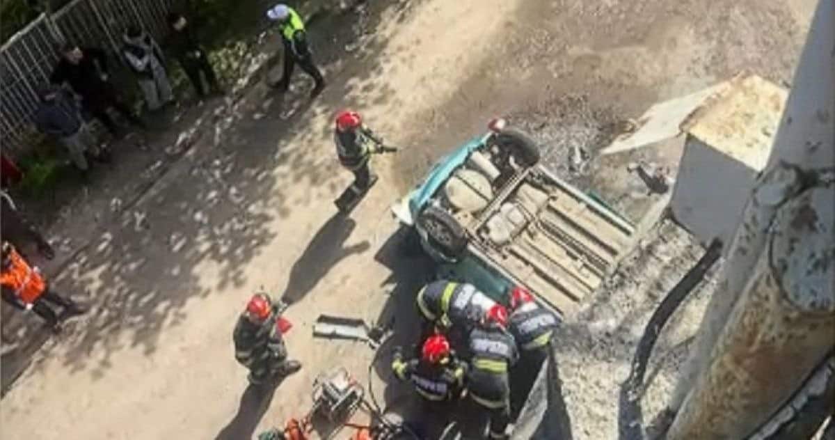 Accident cumplit la Iași! O șoferiță a murit după ce a căzut cu mașina de pe pod în timpul unei depășiri de TIR