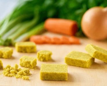 Este un produs folosit aproape zilnic în bucătărie. Cât de sănătoase sunt, de fapt, cuburile pentru supă