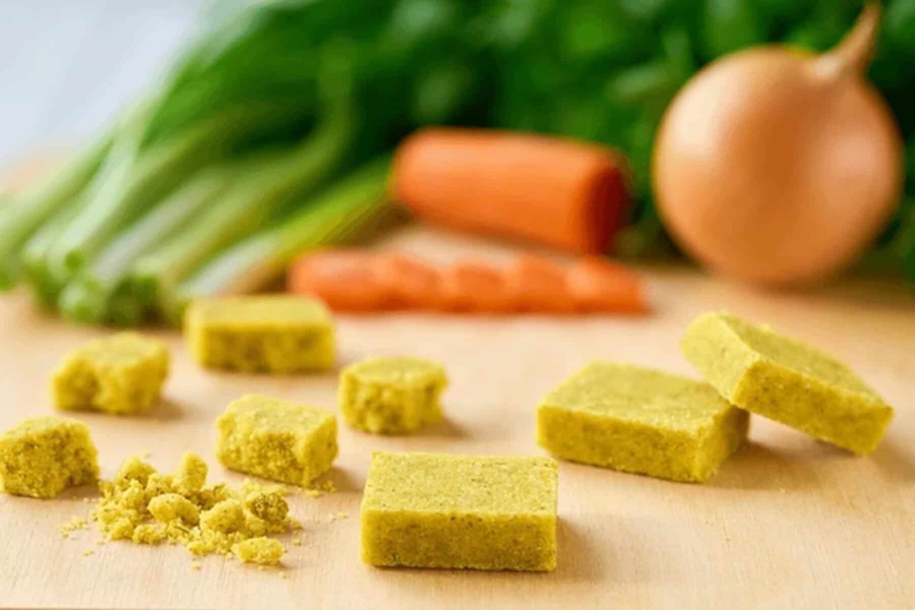 Este un produs folosit aproape zilnic în bucătărie. Cât de sănătoase sunt, de fapt, cuburile pentru supă