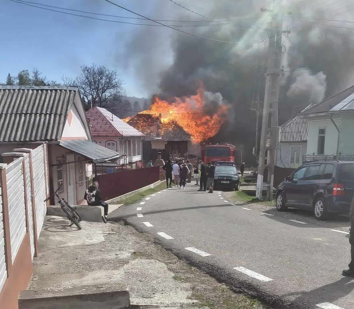 Cum s-a iscat incendiul devastator din Soveja. 32 de case au fost arse iar pompierii au rămas fără apă