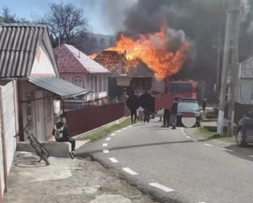 Incendiu puternic în județul Vrancea. Ard 11 case. Pompierii intervin cu 8 autospeciale