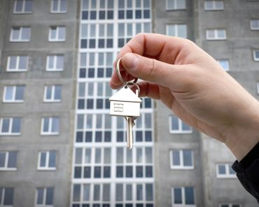 Descoperire incredibilă într-un apartament cumpărat de o tânără de 26 de ani. Ce se ascundea după o ușă încuiată