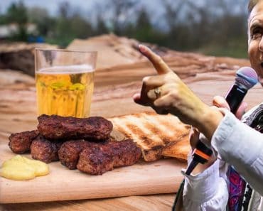 Câți bani plătești, de 1 Mai, pe o porție de mici cu muștar, la localul lui Constantin Enceanu: „Gustoși!” Cu cât i-a scumpit, în 2026?