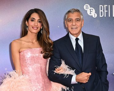 Amal Clooney a furat toate privirile la New York. Apariție spectaculoasă într-o rochie mini mov