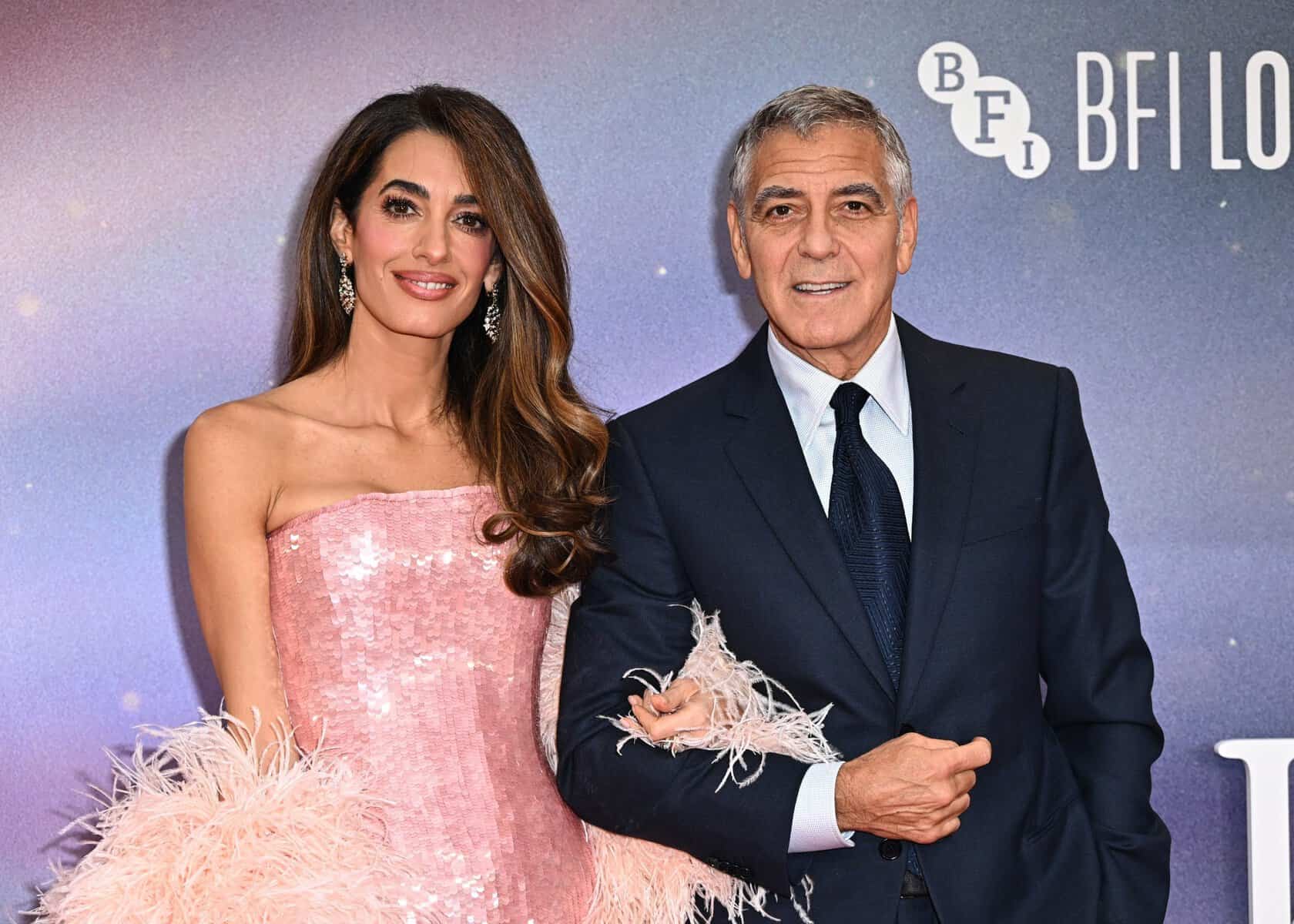 Amal Clooney a furat toate privirile la New York. Apariție spectaculoasă într-o rochie mini mov
