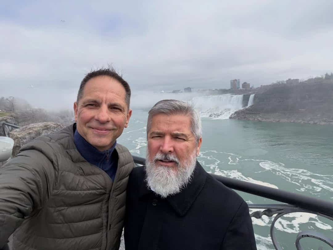 Dan Negru și părintele Vasile Ioana, moment cutremurător în Canada. Întrebarea unei doctorițe românce despre eutanasie i-a marcat pe cei doi: „M-a năucit”