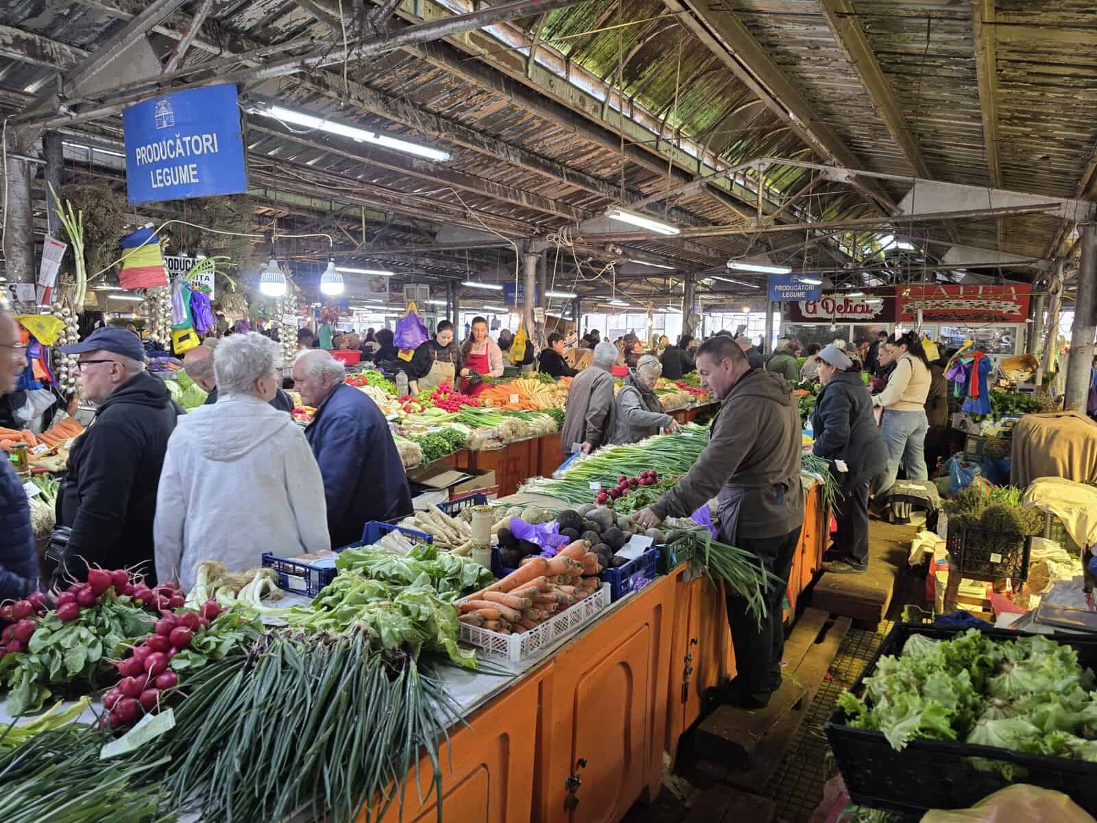 Aglomerație la Piața Centrală pentru cumpărăturile de Paște. Care sunt prețurile la tarabe VIDEO