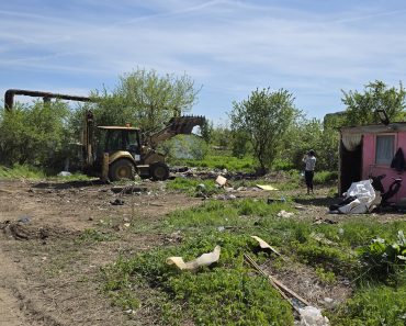 VIDEO: Săracii din „Dallas” scapă de demolare. Au început lucrările la străpungerea Vest-Sud
