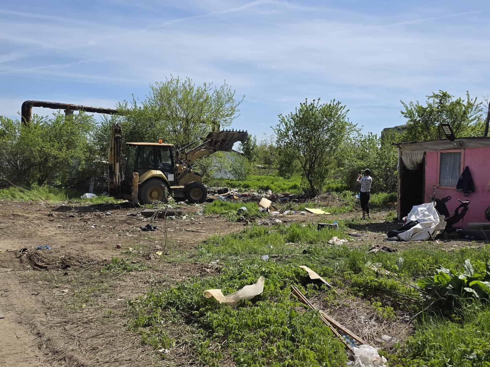 VIDEO: Săracii din „Dallas” scapă de demolare. Au început lucrările la străpungerea Vest-Sud