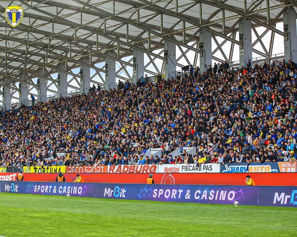 Fanii au aplaudat egalul fotbaliștilor petroliști. Nici a 5-a oară ei nu au reușit să bată Sibiul!