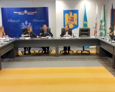 „Reforma Bolojan” lovește în Primăria Ploiești: Consilierii locali analizează reducerea posturilor de consilieri personali și a funcției de city manager, conform noilor directive de la Guvern