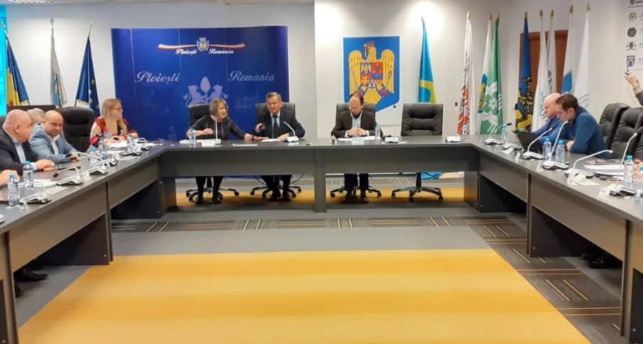 „Reforma Bolojan” lovește în Primăria Ploiești: Consilierii locali analizează reducerea posturilor de consilieri personali și a funcției de city manager, conform noilor directive de la Guvern