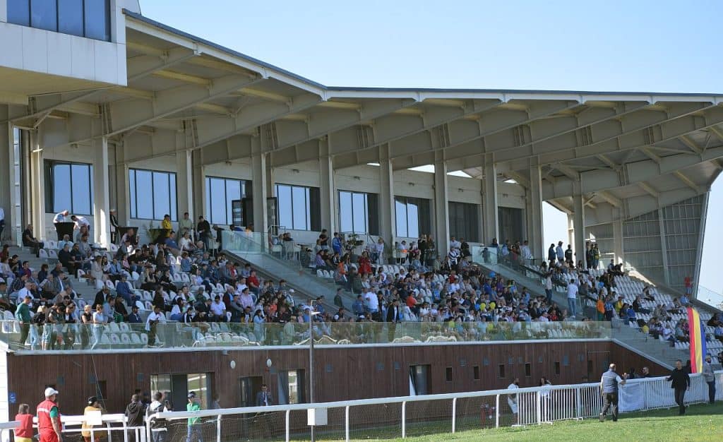 Primăvara “oferă” un premiu la Hipodromul Ploiești! Încep și cursele de galop!