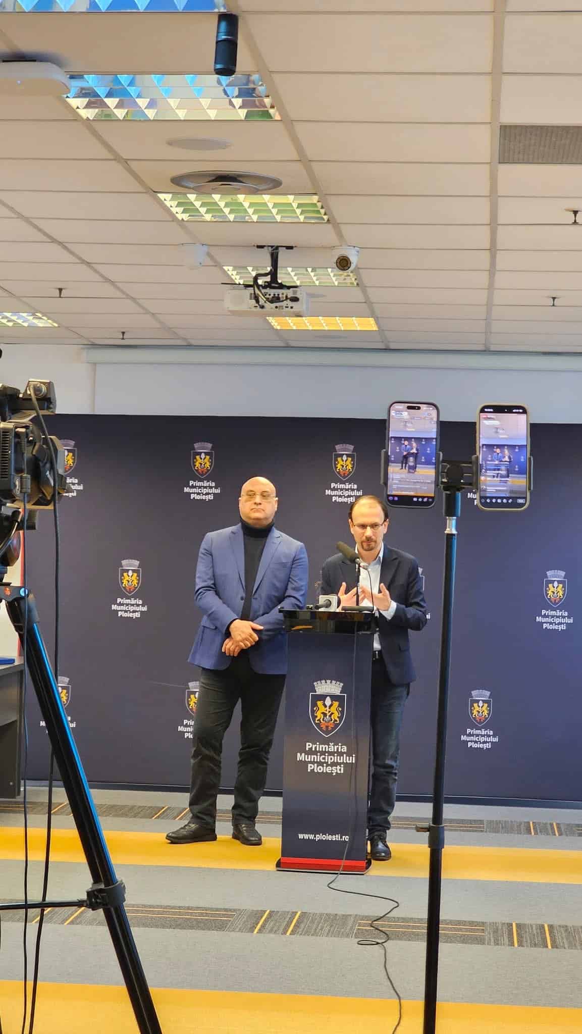 De la „MAFIOT” și „SLUGĂ”, la partener de nădejde: Polițeanu îi pupă mâna Prefectului Nicodim după ce l-a trimis public la PUȘCĂRIE!