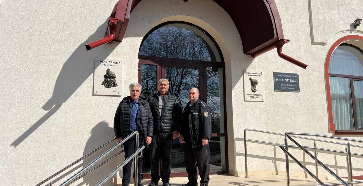 Placă cu efigia lui Vlad Țepeș, montată la Gherghița: orașul intră pe traseul „Drumurile lui Vlad Țepeș”