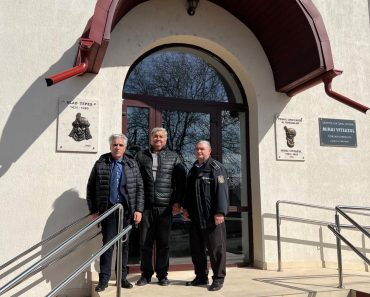 Placă cu efigia lui Vlad Țepeș, montată la Gherghița: orașul intră pe traseul „Drumurile lui Vlad Țepeș”