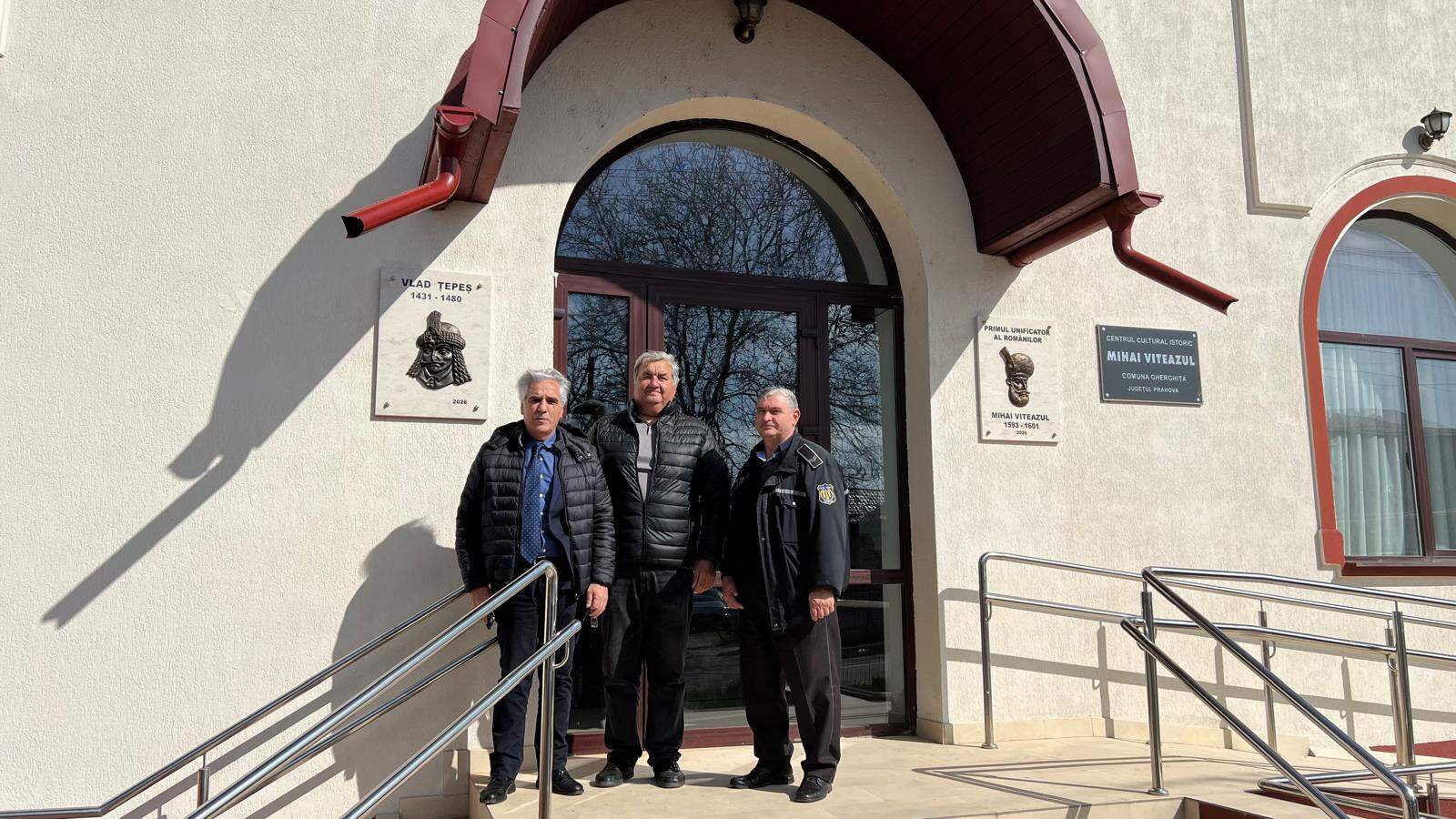 Placă cu efigia lui Vlad Țepeș, montată la Gherghița: orașul intră pe traseul „Drumurile lui Vlad Țepeș”