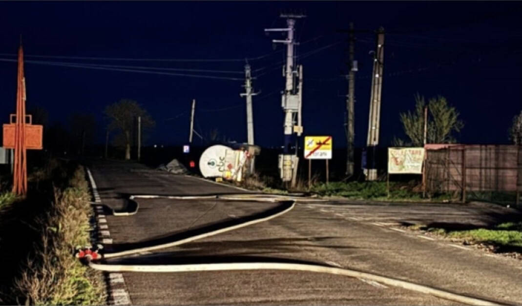 UPDATE Populația, evacuată pe o rază de 1 km la Ciorani, județul Prahova. O cisternă cu GPL s-a răsturnat / Cisterna a fost pusă pe roți și readusă pe partea carosabilă