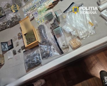 VIDEO: Traficanți de droguri prinși de polițiștii BCCO Ploiești. Trei bărbați arestați preventiv