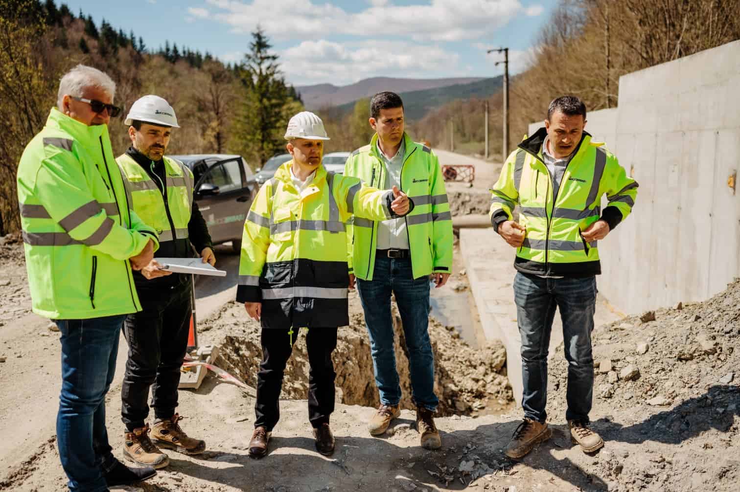 FOTO: Virgil Nanu, pe șantierul DJ 102I Valea Doftanei-Brădet. Cum se lucrează la drumul care va lega Prahova și Brașov