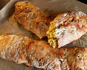 Baghete cu leurdă și brânză cheddar – Rețeta gustoasă de pâine de casă