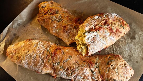 Baghete cu leurdă și brânză cheddar – Rețeta gustoasă de pâine de casă