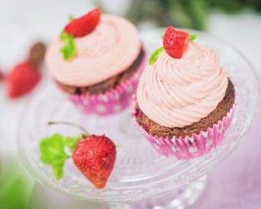 Desert briose cu ciocolata si capsuni