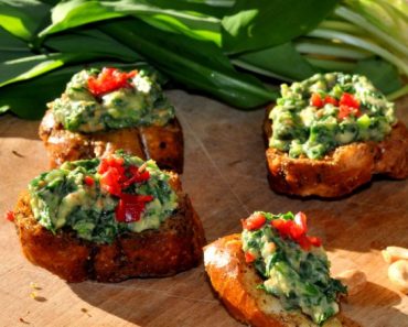 Aperitiv bruschete cu leurda si avocado