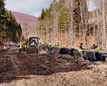 Constructii Erbasu  construiește viitorul în munți: lucrări în avans pe DJ102I între Valea Doftanei și Săcele