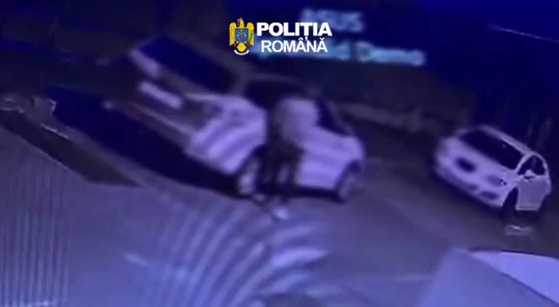 VIDEO: Cum a furat un copil de 14 ani 600 de euro dintr-o mașină. Furtul, surprins pe camere