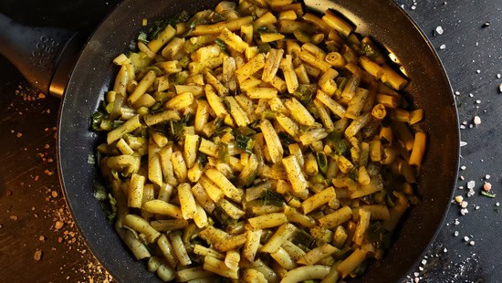 Garnitură de fasole galbenă cu usturoi verde – Cea mai simplă și gustoasă rețetă