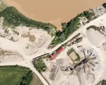 După descoperirile din Prahova, autoritățile au întețit controalele: Gropi uriașe din exploatări ilegale de nisip și pietriș (balastiere), vizibile din satelit, în Olt