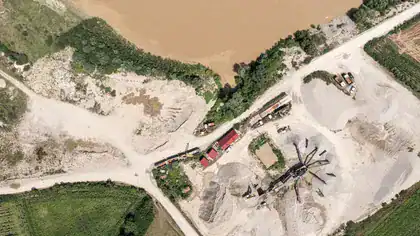 După descoperirile din Prahova, autoritățile au întețit controalele: Gropi uriașe din exploatări ilegale de nisip și pietriș (balastiere), vizibile din satelit, în Olt