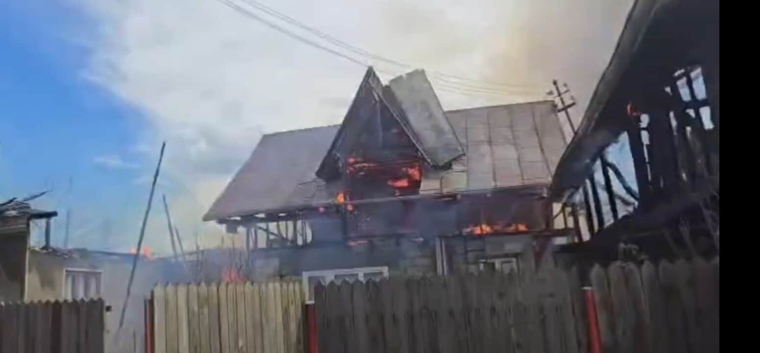 VIDEO: Incendiu violent în Prahova: Focul s-a întins la trei case învecinate