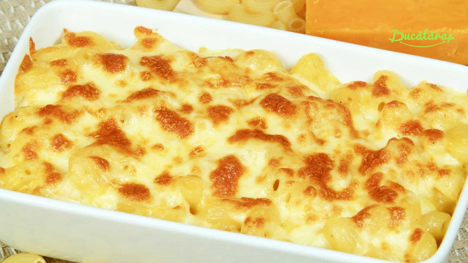 Mac and cheese – Rețeta cremoasă și delicioasă de macaroane cu brânză
