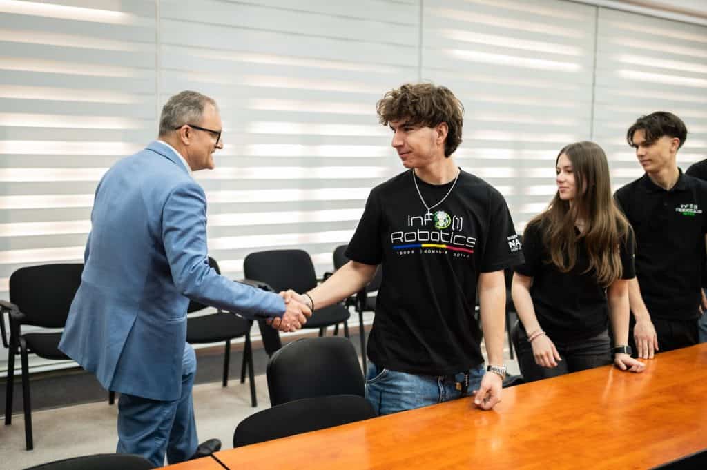 Virgil Nanu i-a premiat pe elevii de la infO(1) Robotics – CN I.L. Caragiale. Echipa pleacă la Houston