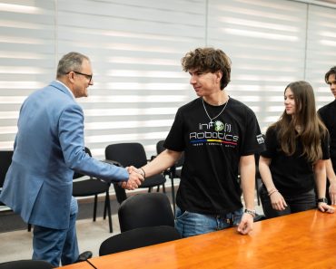 Virgil Nanu i-a premiat pe elevii de la infO(1) Robotics – CN I.L. Caragiale. Echipa pleacă la Houston