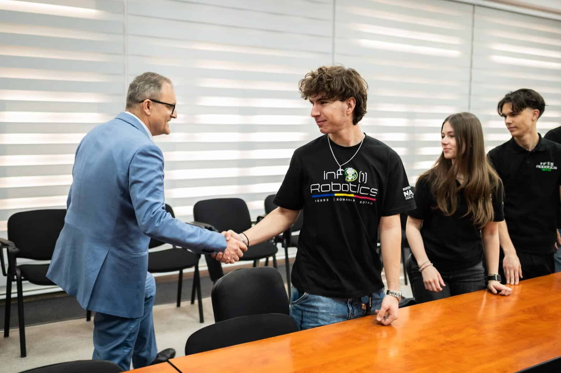 Virgil Nanu i-a premiat pe elevii de la infO(1) Robotics – CN I.L. Caragiale. Echipa pleacă la Houston