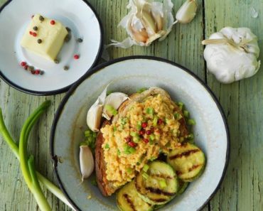 Omletă cu unt și ceapă verde ( scrambled eggs by Gordon Ramsay )